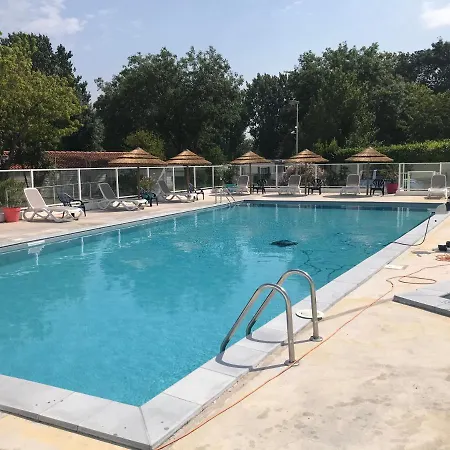 Kemp Mobil Avec Spacieuse Terrasse A Proche De Royan *