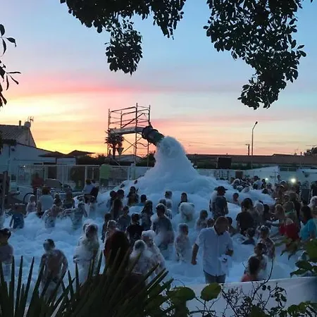 Mobil Avec Spacieuse Terrasse A Proche De Royan Kemp