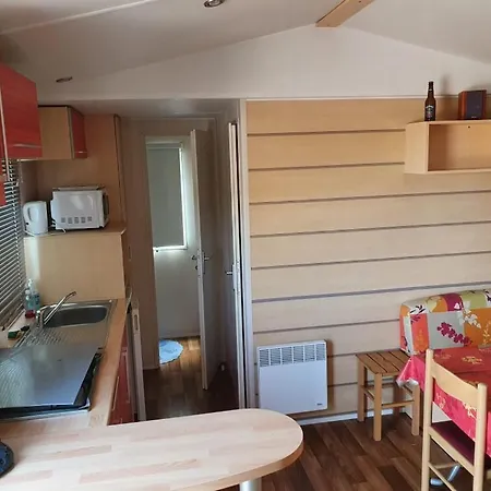 Mobil Avec Spacieuse Terrasse A Proche De Royan *