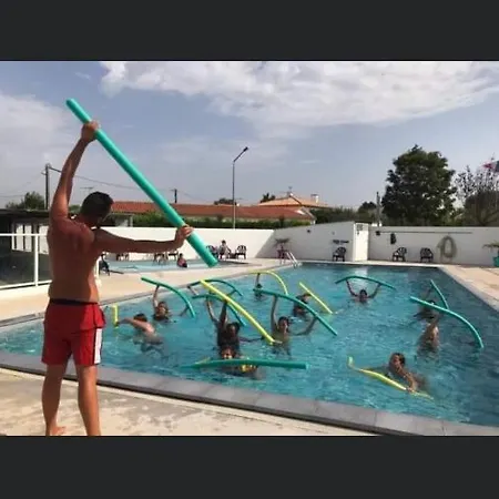 Mobil Avec Spacieuse Terrasse A Proche De Royan Kemp