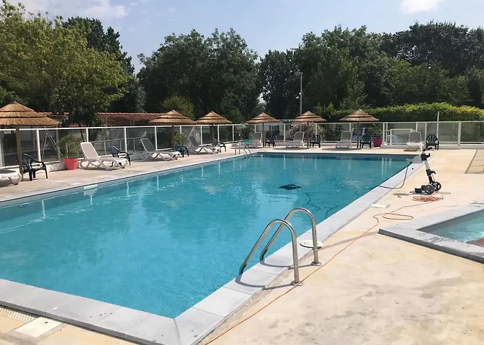 Camping Mobil Avec Spacieuse Terrasse A Proche De Royan *