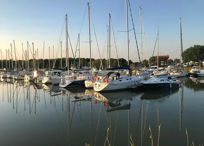 Camping Mobil Avec Spacieuse Terrasse A Proche De Royan