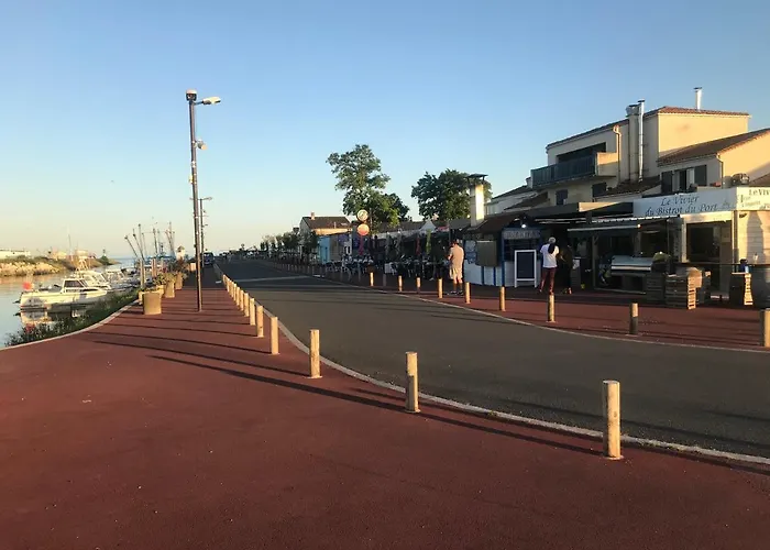 Mobil Avec Spacieuse Terrasse A Proche De Royan