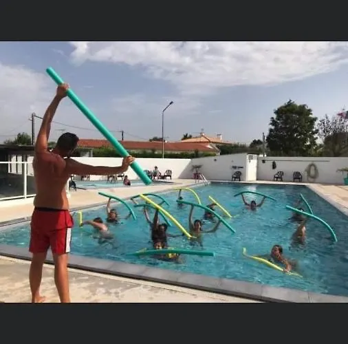 Mobil Avec Spacieuse Terrasse A Proche De Royan Camping