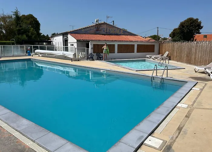 Camping Mobil Avec Spacieuse Terrasse A Proche De Royan *
