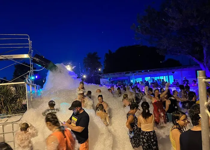 Camping Mobil Avec Spacieuse Terrasse A Proche De Royan